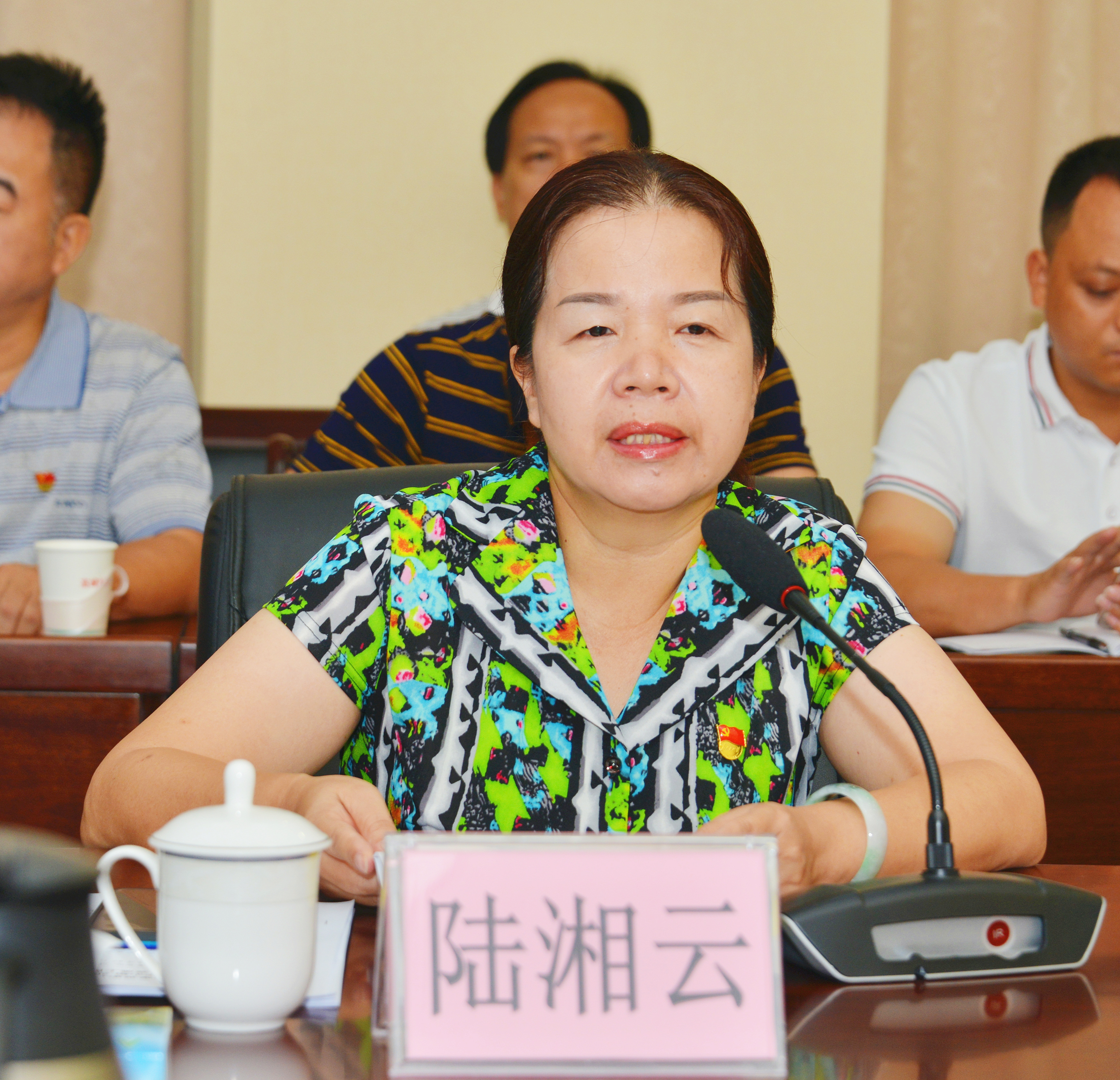 高峰林场党委书记陆湘云主持会议.