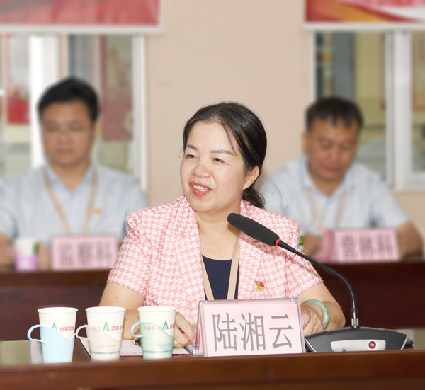 高峰林场党委书记陆湘云汇报创建亮点 屈艳摄.jpg