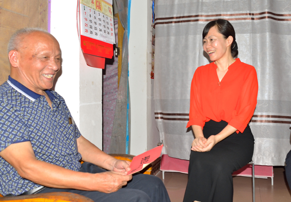 陆艳武副书记,纪委书记(右)慰问高龄党员韦启玉.凌政展摄