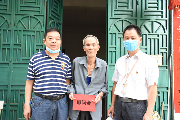 副处级干部黄宁斌(左一)慰问高龄党员李星南.覃丹摄