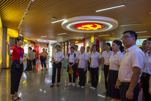 参观党性教育基地（罗正明摄）.jpg*
